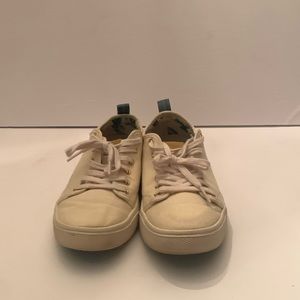 Tom’s tan sneakers